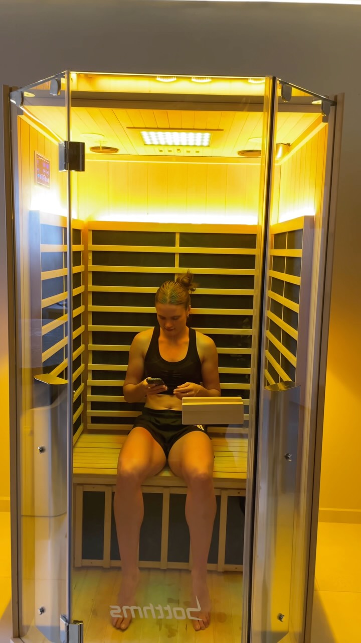Nothings beats a sauna @botthms after a cold ice bath 😌✨

Sauna benefits: 

-Re